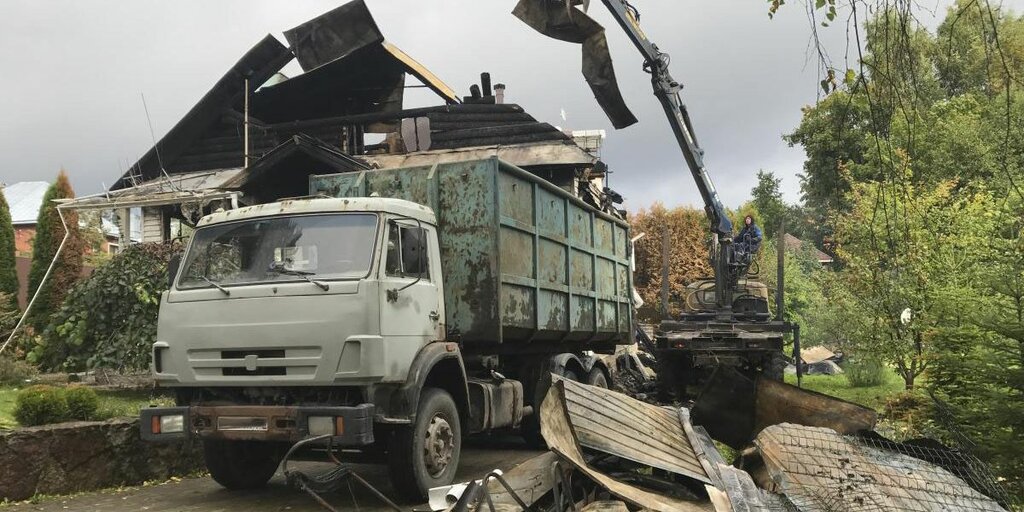 Вывоз мусора после пожара с утилизацией в Камне-на-Оби в октябре