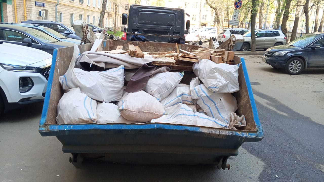 Вывоз мусора из магазина в Камне-на-Оби в октябре