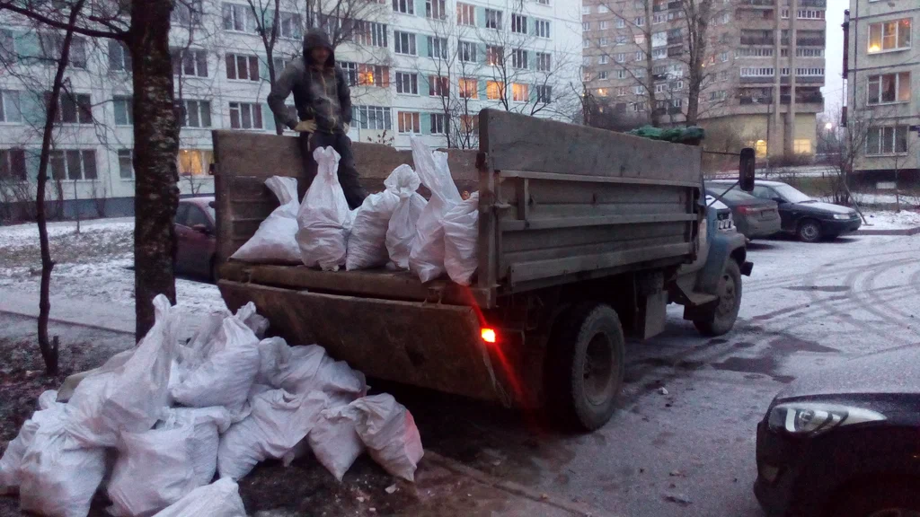 Вывоз мусора в мешках в Камне-на-Оби в октябре