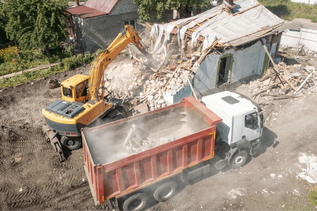 Вывоз мусора после сноса зданий с выездом в Камне-на-Оби в октябре