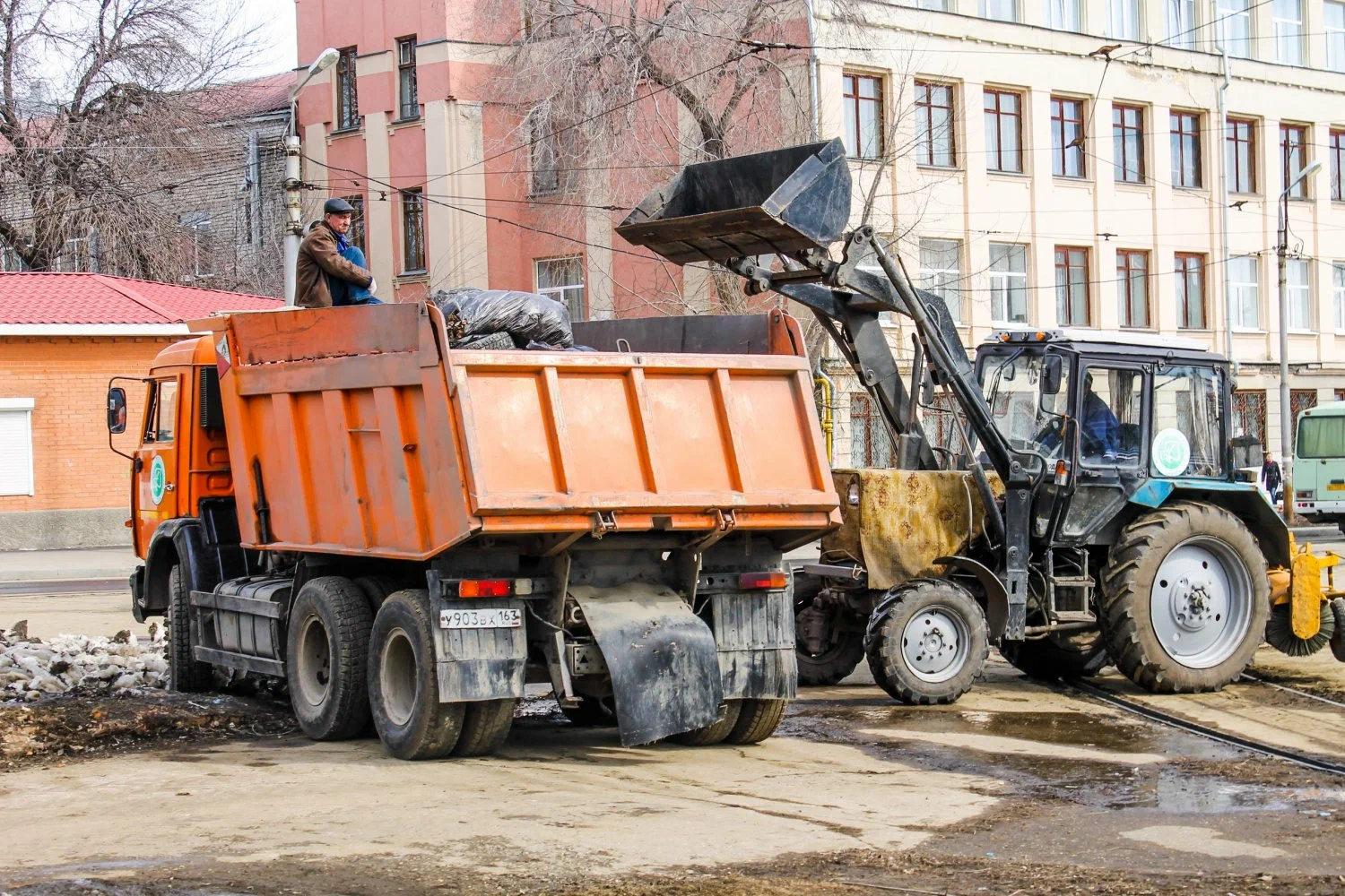 Вывоз мусора Камазом в Камне-на-Оби – аренда и заказ Камаза 10 тонн от 2385 руб. в ПроМусор