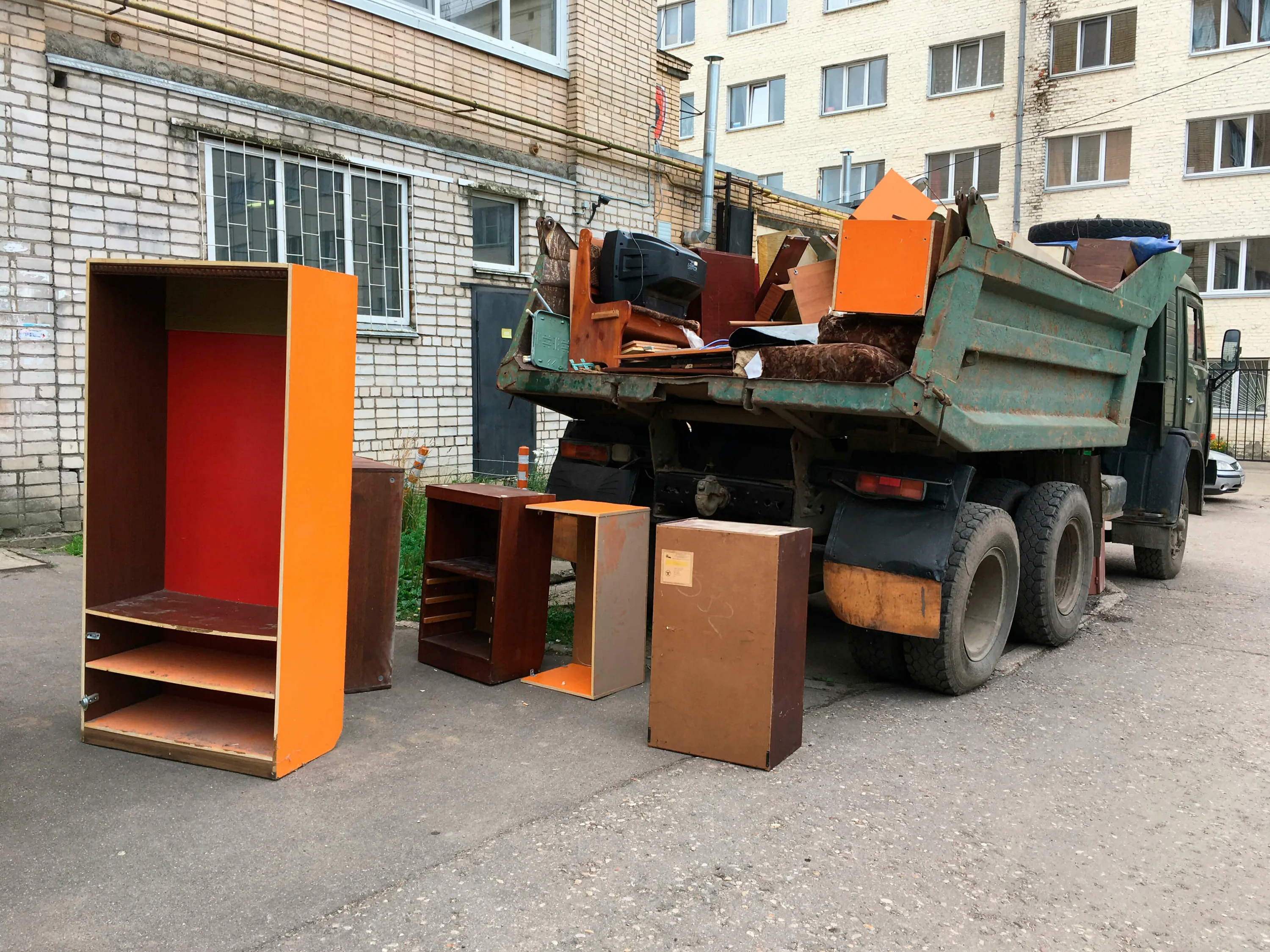 Утилизация старой мебели с вывозом и разбором в Камне-на-Оби в октябре