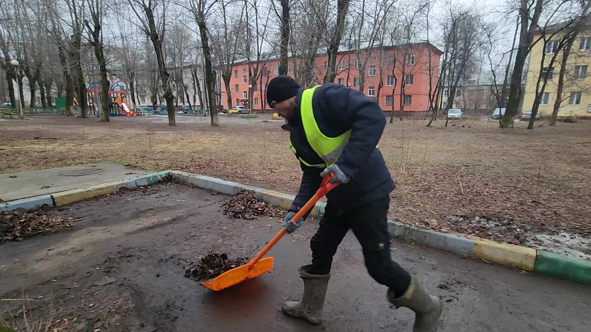Уборка территорий в Камне-на-Оби в октябре