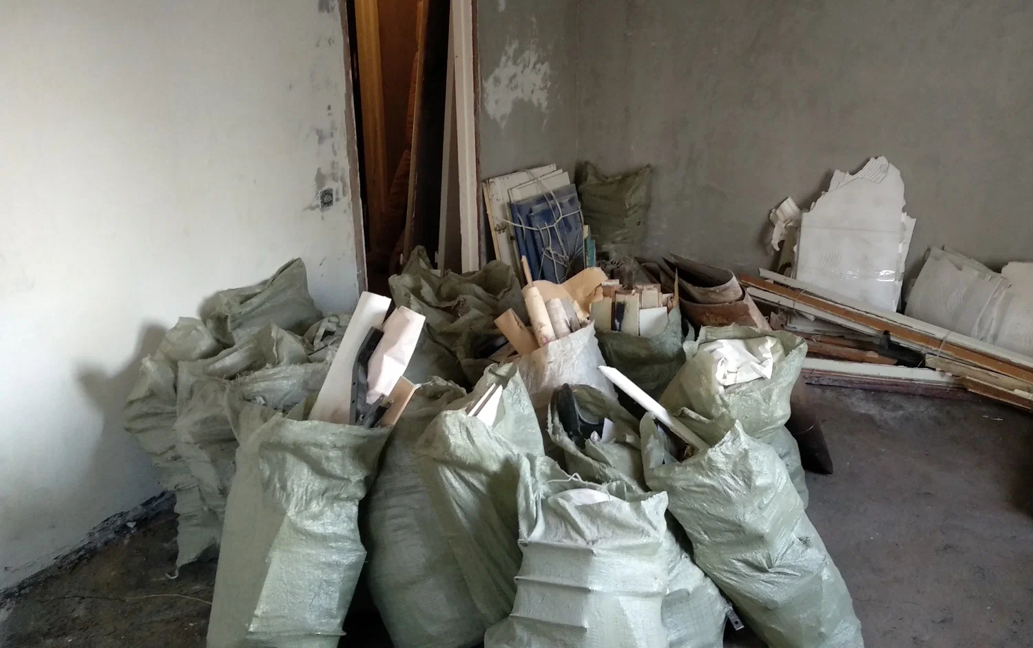 Уборка строительного мусора с вывозом и утилизацией в Камне-на-Оби в октябре