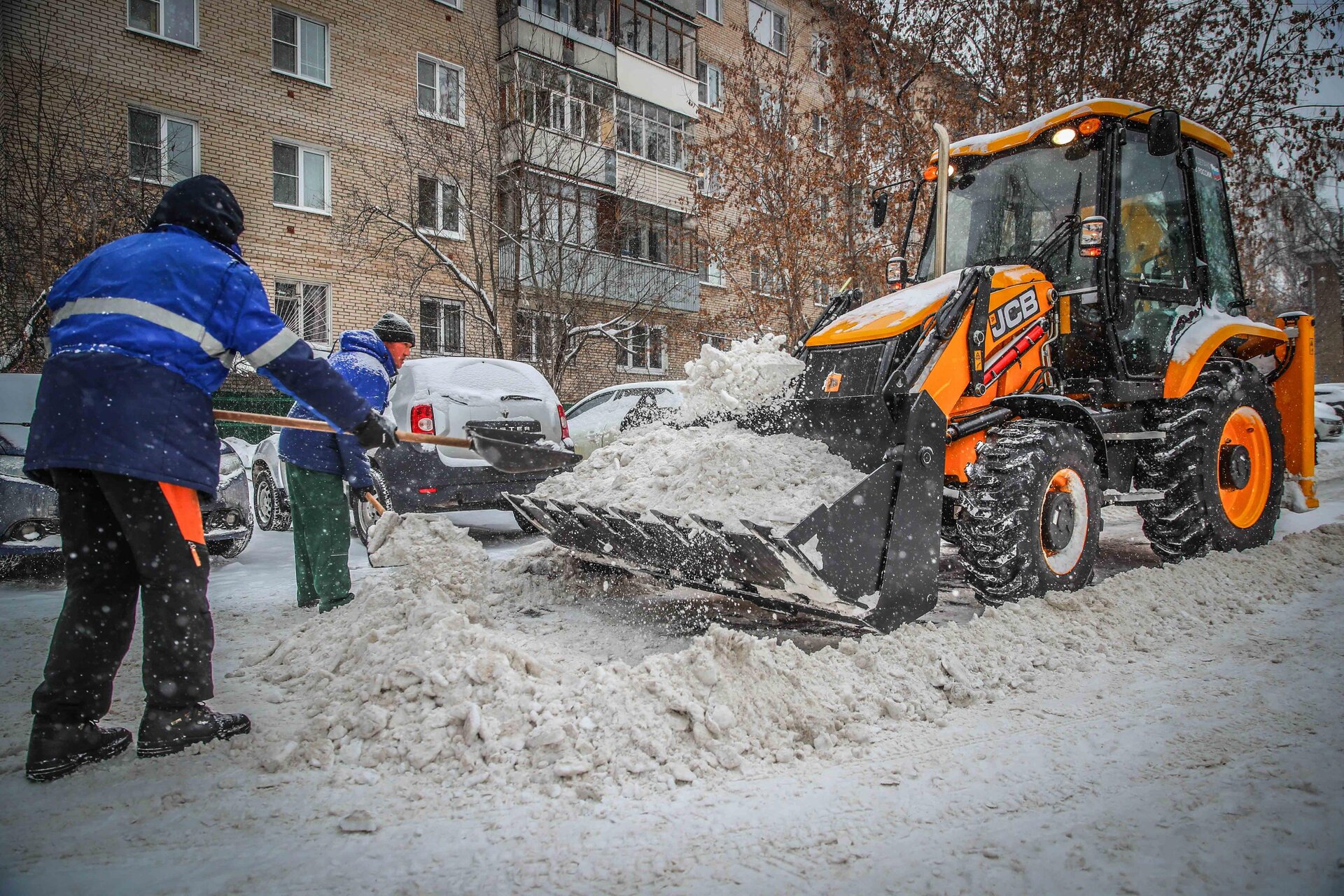 Очистка дворов от снега и наледи в Камне-на-Оби — уборка снега, трактор и ручная, цены от 508 руб. | ПроМусор