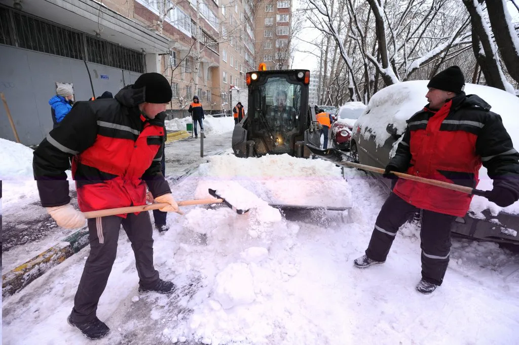 Очистка дворов от снега с гарантией результата в Камне-на-Оби в октябре